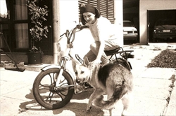 Šesnaestogodišnja Ana, mama današnje šesnaestogodišnjakinnje Jane i osnovca Iveka, dobila prvi vlastiti motocikl Tomos i svakako vrijedniju igračku - Anteu čistokrvnu njemačku ovčarku